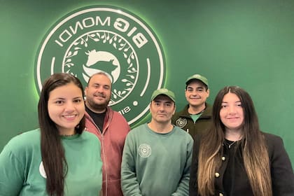 Azan, Mondino (buzo bordó) y parte de su personal en la carnicería