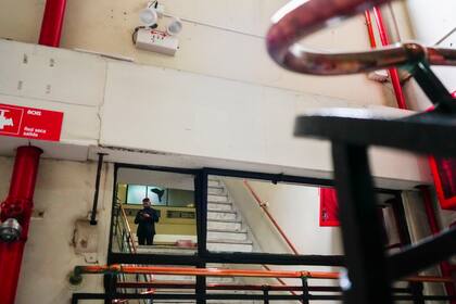 Azazel, fundador del Templo de Satán: Satanistas y Luciferinos de Chile y que busca reconocimiento legal para su grupo como asociación religiosa, espera en el interior del edificio del Ministerio de Justicia, en Santiago, el 9 de octubre de 2024. (AP Foto/Esteban Félix)