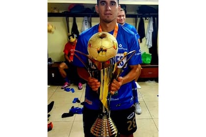 Azcurra, con la copa de campeón de Liga en 2017