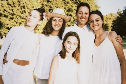 Azucena Tanoira, junto a sus hermanas
