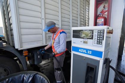 Azul 32, disponible ahora en surtidores de 68 estaciones YPF, facilita la reducción de emisiones y cuida los motores diésel.