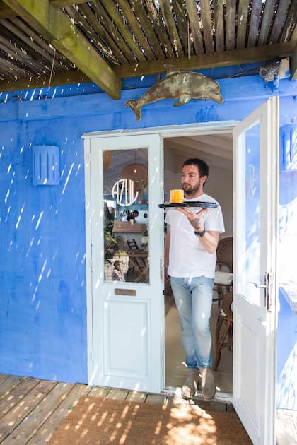 Azul, abierto desde el desayuno hasta la tarde, y en ocasiones, también de noche.