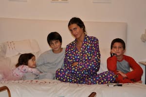 Azul, Franco y Valentín, junto a su mamá Romina Yan, en una de las fotos que publicó Franco el día en que la actriz cumpliría 51 años