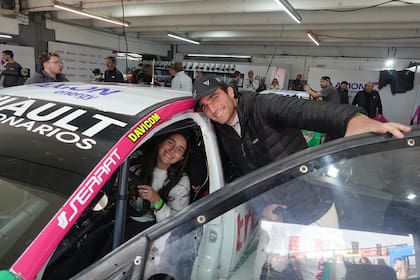 Azul Giordano junto a su hermano Valentín Yan