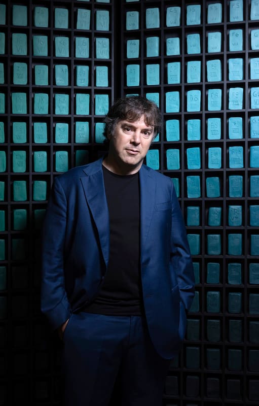 Azul sobre azul: Andrés Buhar, en el "Baptisterio de los colores", suerte de gran pantone instalado en la terraza de Arthaus