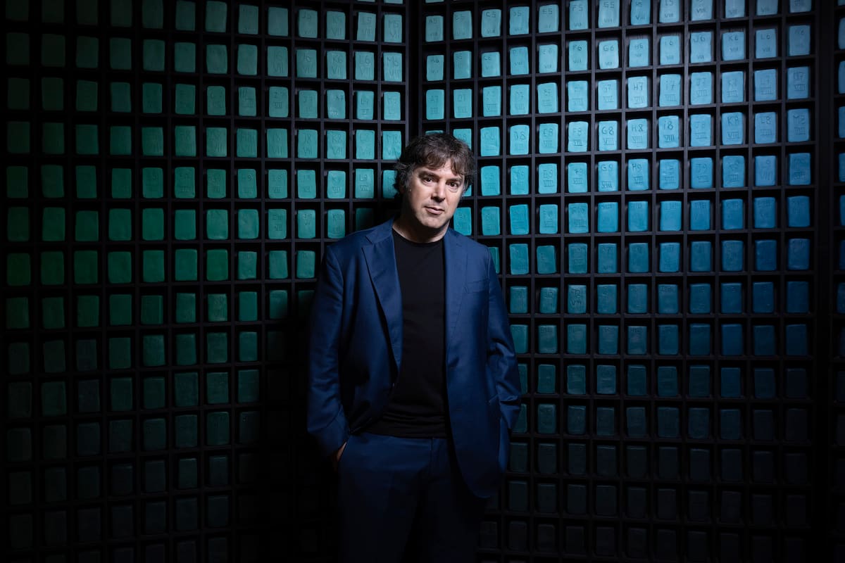 Azul sobre azul: Andrés Buhar, en el "Baptisterio de los colores", suerte de gran pantone instalado en la terraza de Arthaus