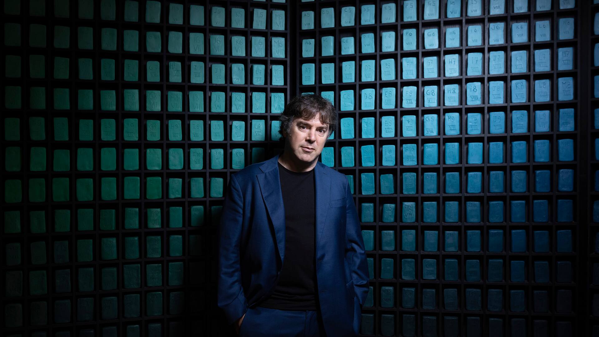 Azul sobre azul: Andrés Buhar, en el "Baptisterio de los colores", suerte de gran pantone instalado en la terraza de Arthaus