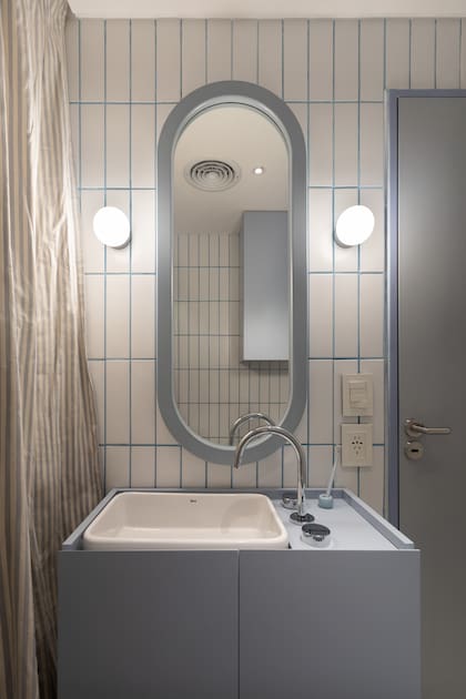 Azulejos (Azul Marino Revestimientos). Aplique de luz (Griscan), cortina (Josefina Barré). Vanitory diseñado por el estudio y ejecutado con su carpintero (Ukta Deco) en MDF laqueado (Cod. SW 6240 Windy Blue).