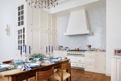 Azulejos esmaltados y cortados a mano como los tradicionales zellige marroquíes, que hoy usan arquitectos y decoradores casi siempre en superficies monocromáticas.