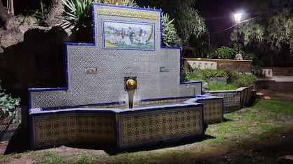 Azulejos pintados a mano, traídos desde España y réplicas de cuadros de Goya en las fuentes.
