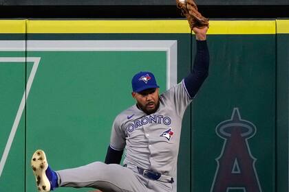 Azulejos remontan déficit de 4 carreras y vencen 8-5 a Angelinos, evitando barrida en la serie
