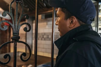 Azuna prueba suerte en un restaurante en East Harlem que tenía un aviso solicitando personal en la ventana