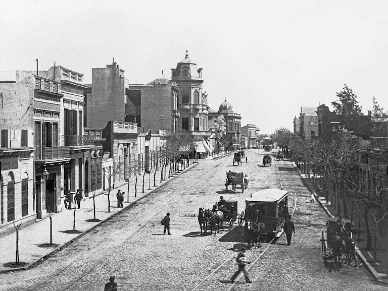 (B) 1888. Esquina de Santa Fe y Callao
Se ve Santa Fe hacia Riobamba.