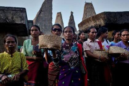 Mujeres de Sumba durante un ritual en la tumba de sus antepasados.