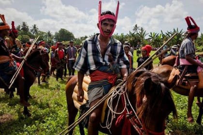 Un hombre de Sumba en su caballo para asistir al festival Pasola: un ritual animista que se practica en la isla.