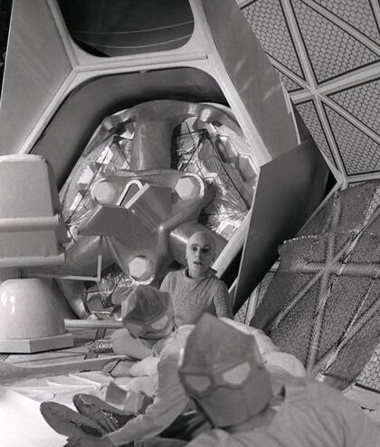 Yvonne Mitchell interpretó el papel de la madre, Vashti, en esta adaptación televisiva de 1966 de The machine stops ("La máquina se detiene"), como parte de una serie de ciencia ficción de la BBC llamada Out of the unknown ("Fuera de lo desconocido").