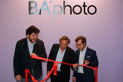 Pablo Avelluto, Diego Costa Peuser y Enrique Avogadro cortan la cinta inaugural de BAphoto