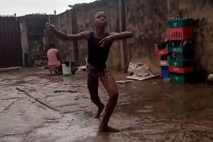 En el video se lo puede ver bailando descalzo bajo la lluvia afuera del estudio donde entrena