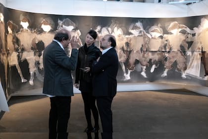 Roberto Huarcaya (izq.) y su galerista, Florencia Giordana Braun, con la obra realizada por el fotógrafo sin cámara en la flamante sección Out of Box