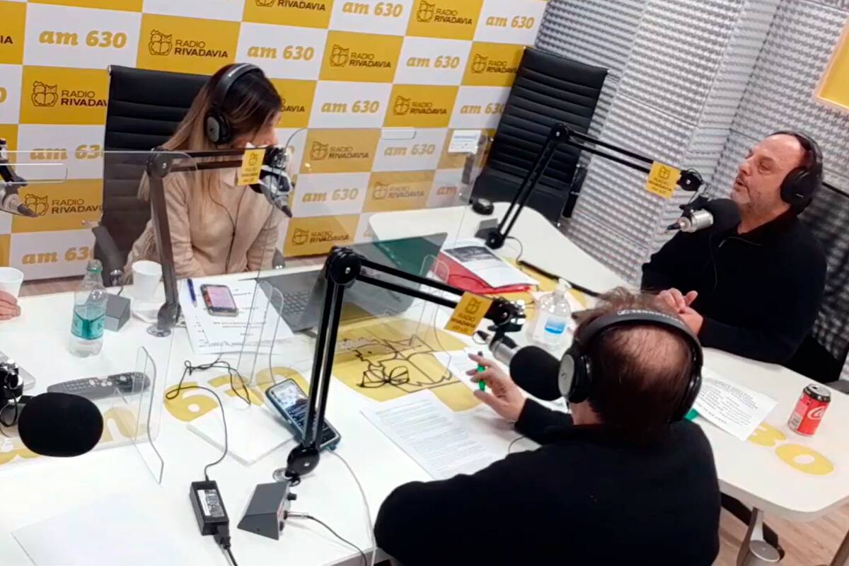 Baby Etchecopar, desde el estudio de radio Rivadavia donde conduce "En el medio"
