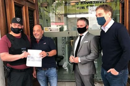 Baby Etchecopar junto al policía Gastón Ferrari, Marcelo Dalessandro y Diego Santilli