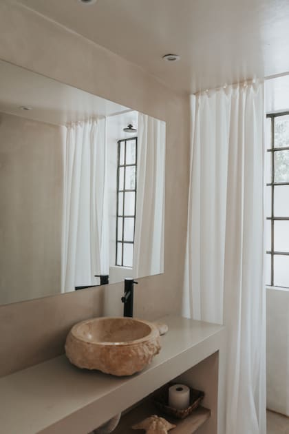 Pia de mármore polido (Don Pica) na bancada. Janela de vidro dividido, original da casa, cortinas de gaze penduradas em trilhos ocultos fornecidos durante a obra (Rodo Perotti).
