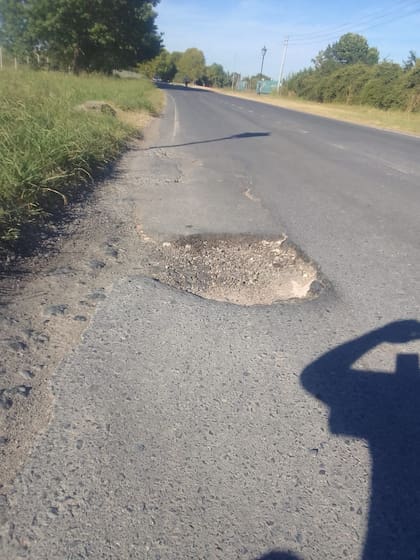 Baches al margen del camino, un peligro para la circulación