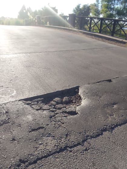 Baches en el camino de los countries de Pilar