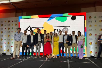 Bachi Marques Peña, director Comercial de LA NACION, junto a su equipo recibe el premio