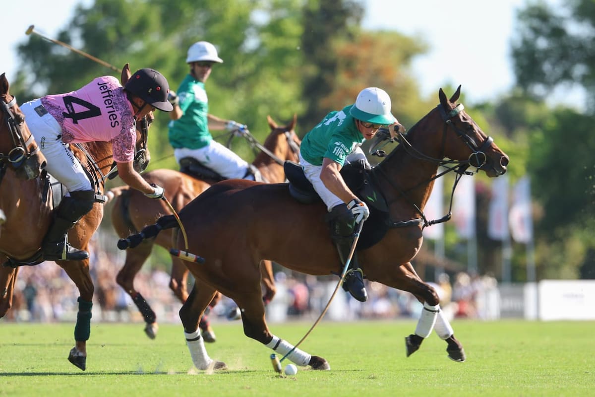 Back to back: Bartolomé Castagnola (h.) supera a Francisco Elizalde en un mano a mano de números 4; el de La Natividad fue de los mejores de la final del Abierto de Tortugas contra La Hache.