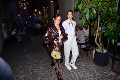 Gabriela Berlingeri, modelo, empresaria y diseñadora puertorriqueña, a la salida de Aramburu tras la cena junto a Bad Bunny en Recoleta