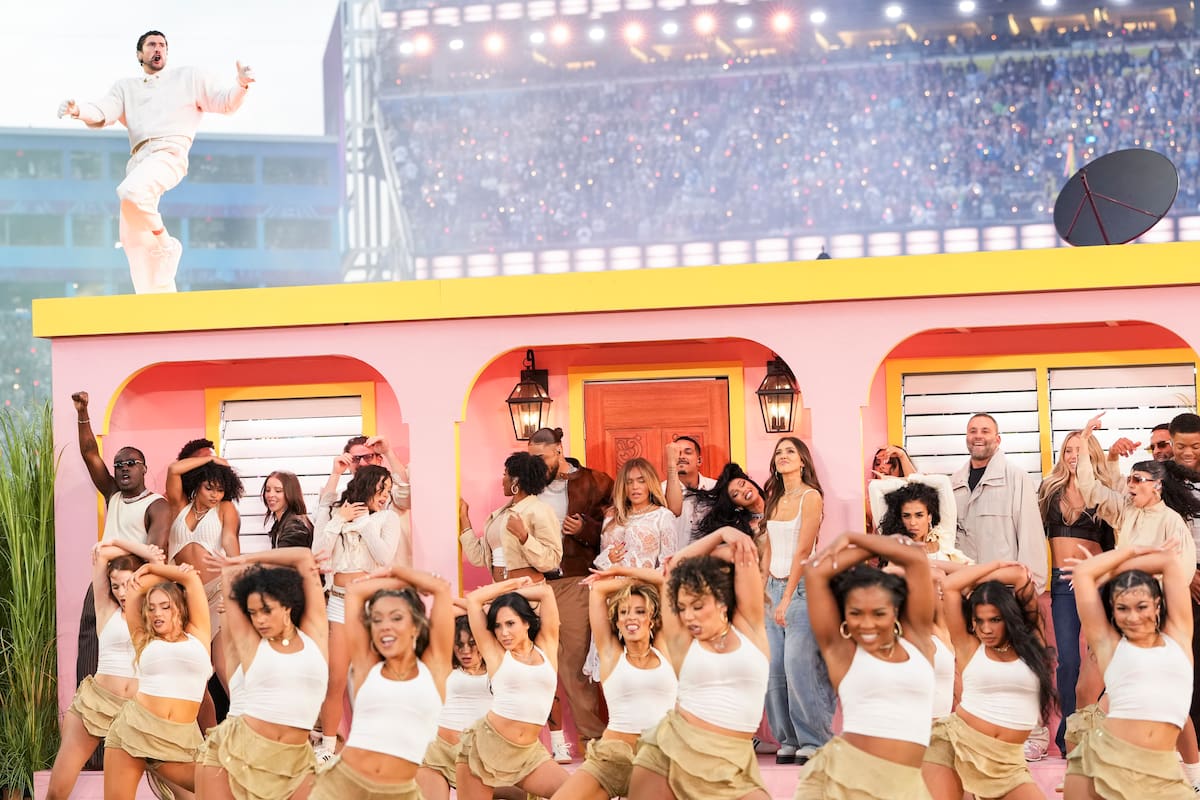 Bad Bunny bailando en el techo de la Casita cuyo interior diseñaron dos argentinos, durante la presentación en el Super Bowl