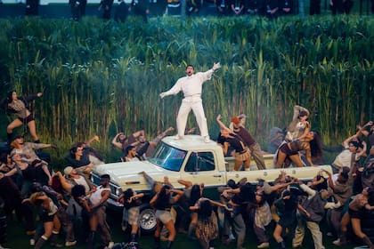 Bad Bunny durante su histórica performance en el Super Bowl