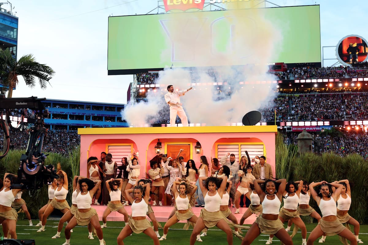 Bad Bunny en la Casita durante la presentación en el Super Bowl
