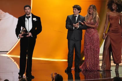Bad Bunny hace historia en los Grammy tras ganar álbum del año con Debí tirar más fotos