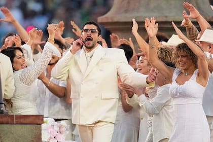 Bad Bunny hizo historia en el show de medio tiempo del Super Bowl con un repertorio íntegramente en español. El puertorriqueño, que viene de ganar el Grammy a Mejor álbum del año y criticar abiertamente el accionar del ICE (Servicio de Inmigración y Control de Aduanas) de Donald Trump, brindó un espectáculo cargado de simbolismos latinos