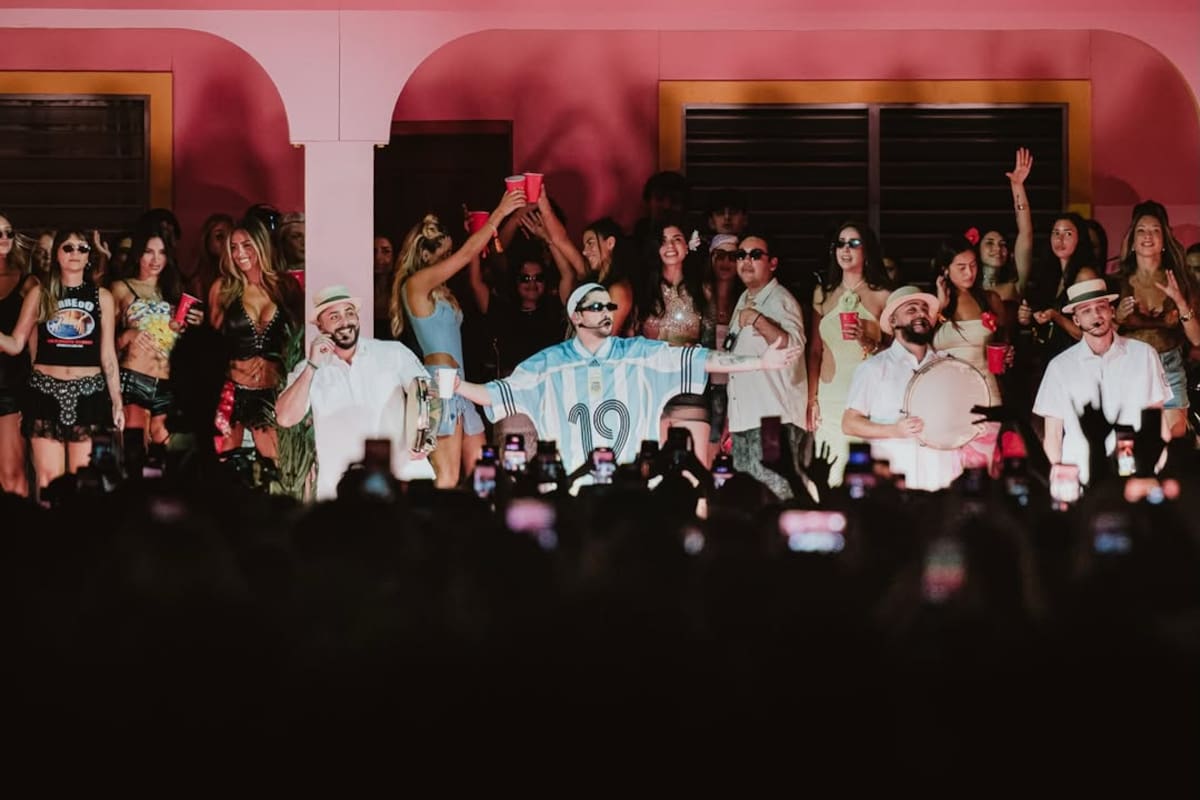 Bad Bunny lució la camiseta celeste y blanca con el número 19 durante su show en River (Foto: Dale Play)