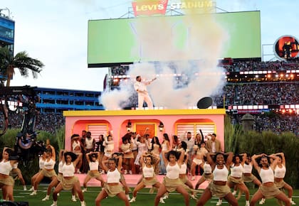 Bad Bunny montó un show latino en el corazón del Super Bowl disputado en Santa Clara, California