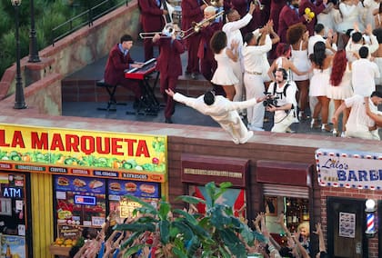 Bad Bunny nunca tuvo miedo de arriesgar su cuerpo y su show incluyó dos acrobacias