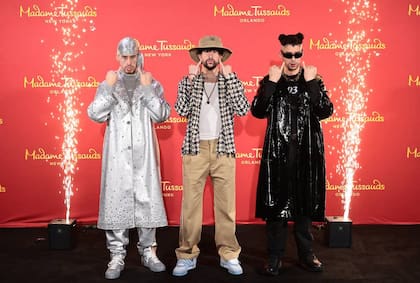 Bad Bunny posó junto a las figuras de cera para Madame Tussauds en New York y Orlando (Crédito: AFP)