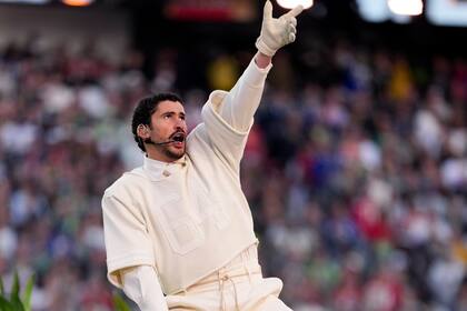 Bad Bunny se presentó durante el medio tiempo del Super Bowl 60 de la NFL entre los New England Patriots y los Seattle Seahawks, el 8 de febrero de 2026, en Santa Clara, California