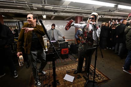 Bad Bunny y Jimmy Fallon se disfrazaron y dieron un concierto en el metro de Nueva York (Todd Owyoung)