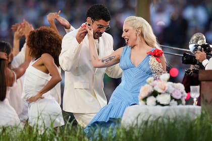 Bad Bunny y Lady Gaga durante su presentación en el Super Bowl