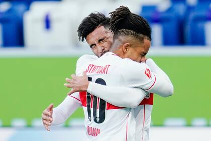 Nicolás González (de frente) celebra el primer gol de su equipo con su compañero Daniel Didavi durante el partido de fútbol de la Bundesliga ante Hoffenheim.