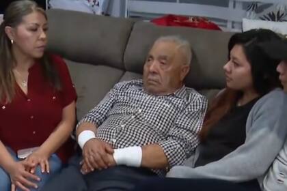 Baena Delgado permaneció esposado durante casi una hora dentro de un vehículo oficial