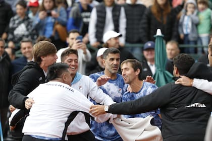 Báez, González y André Molteni en el centro de los festejos de la Argentina en la Copa Davis