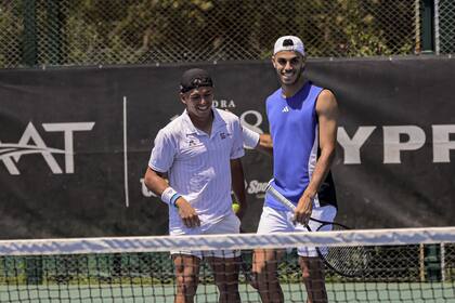 Báez y Fran Cerúndolo, entre risas, en el Tenis Club Argentino, tras el último ensayo antes del viaje a Málaga, donde el equipo argentino de Copa Davis se medirá con Italia