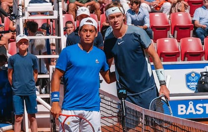 Báez y Rublev, en la foto previa al duelo