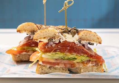 Bagel con lox de trucha