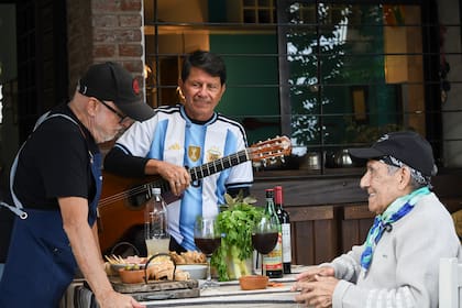 Baglietto junto a Roberto y Cuti Carabajal, durante la grabación de Baglietto & Cocina